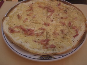 Herzhafter Flammkuchen im Restaurant Chez Fernand